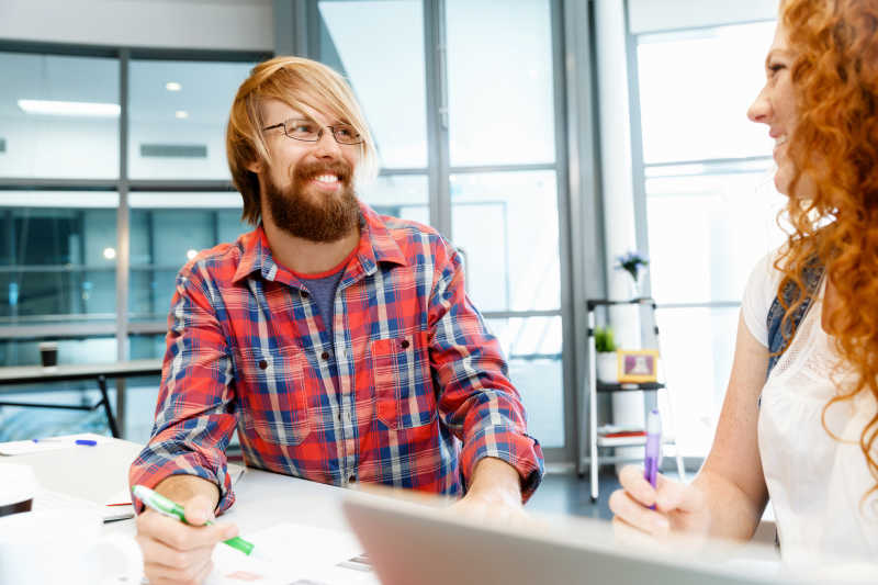 共同工作微笑的同事