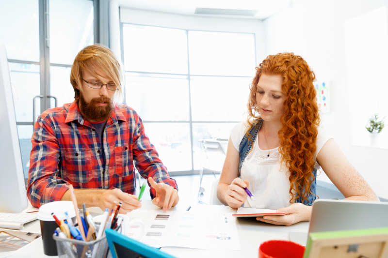 共同工作的同事特写