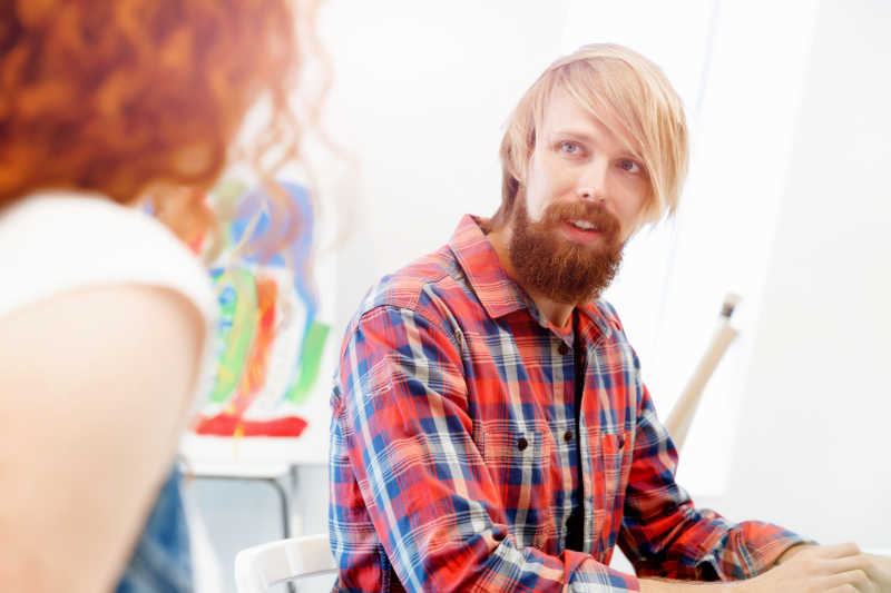 男同事说话特写