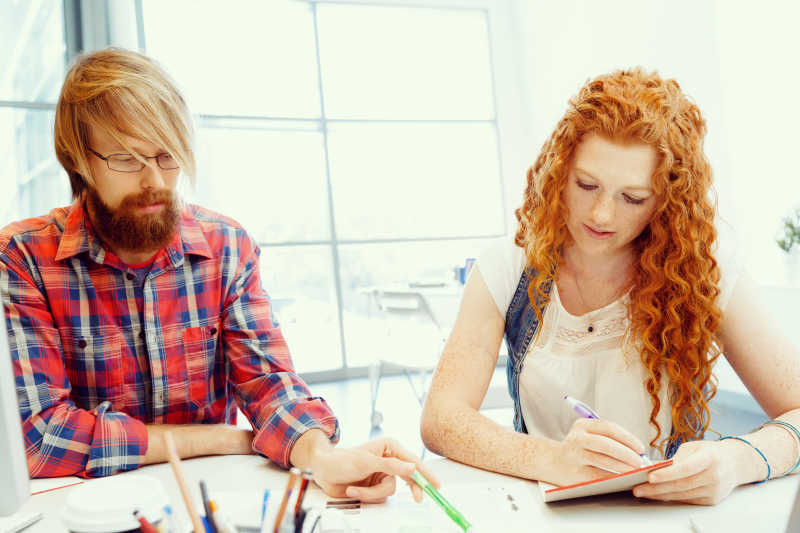 办公室共同工作的同事特写