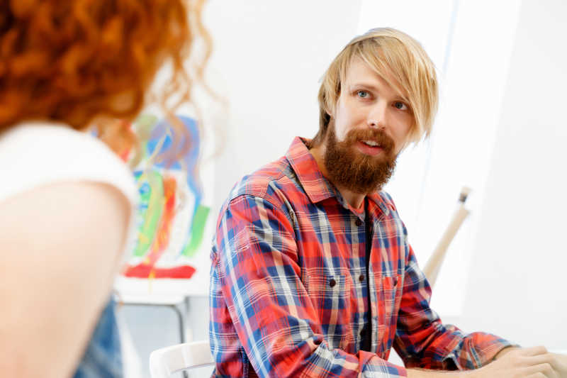 两个同事男同事说话特写