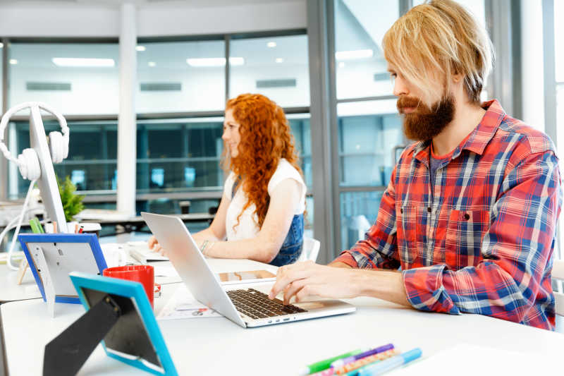 现在办公室里的两个办公的商人