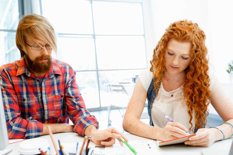 办公室里的两个同事商讨会议