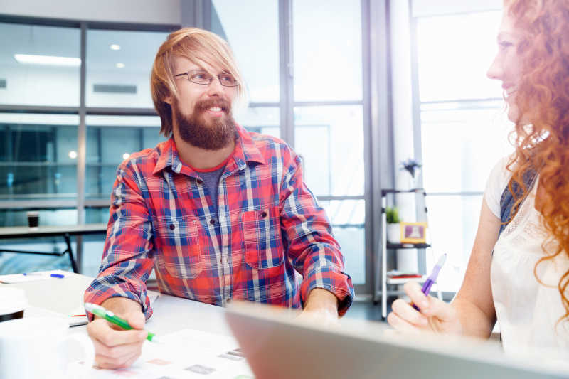 一起工作的两个同事