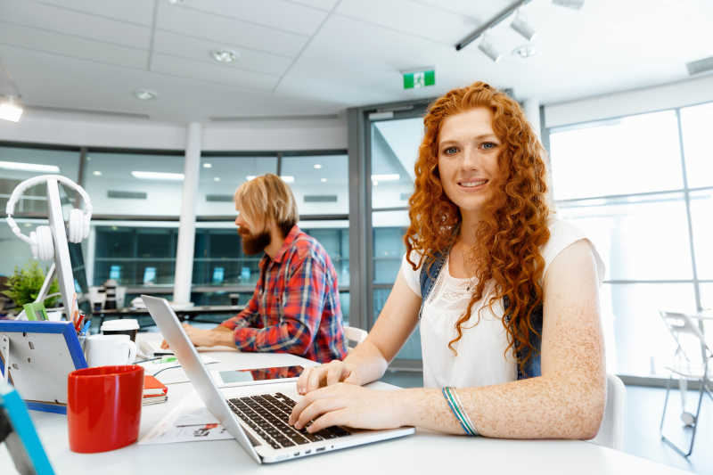 办公室里共同工作的同事特写