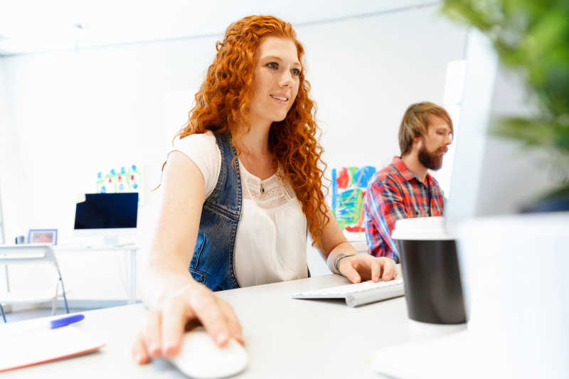 笔记本电脑办公的同事