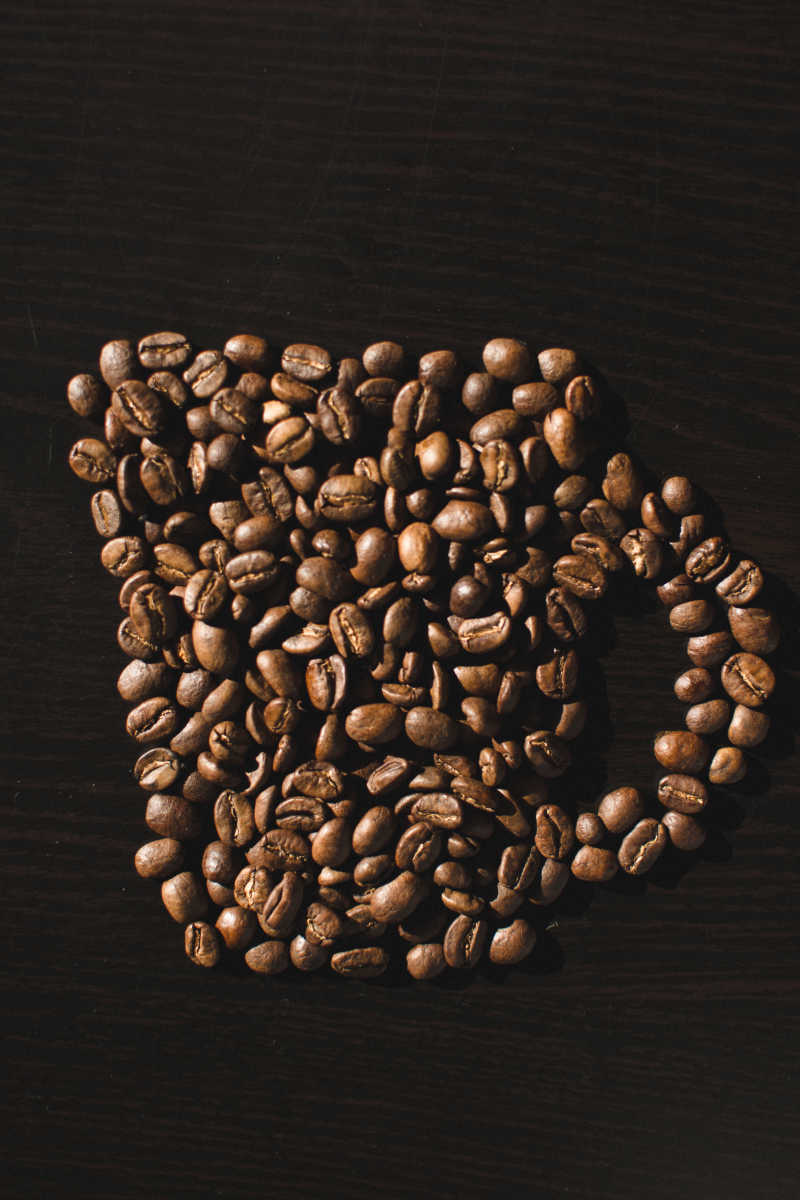 棕色摆成杯子状的咖啡豆