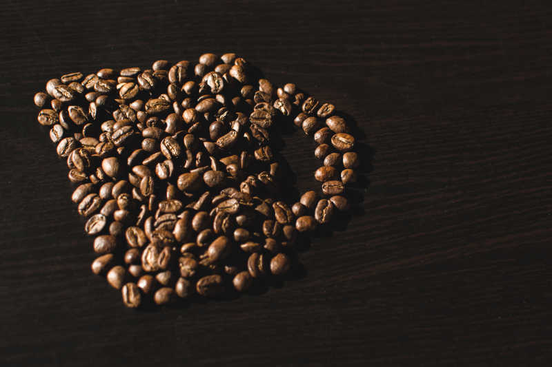 棕色咖啡杯状的咖啡豆