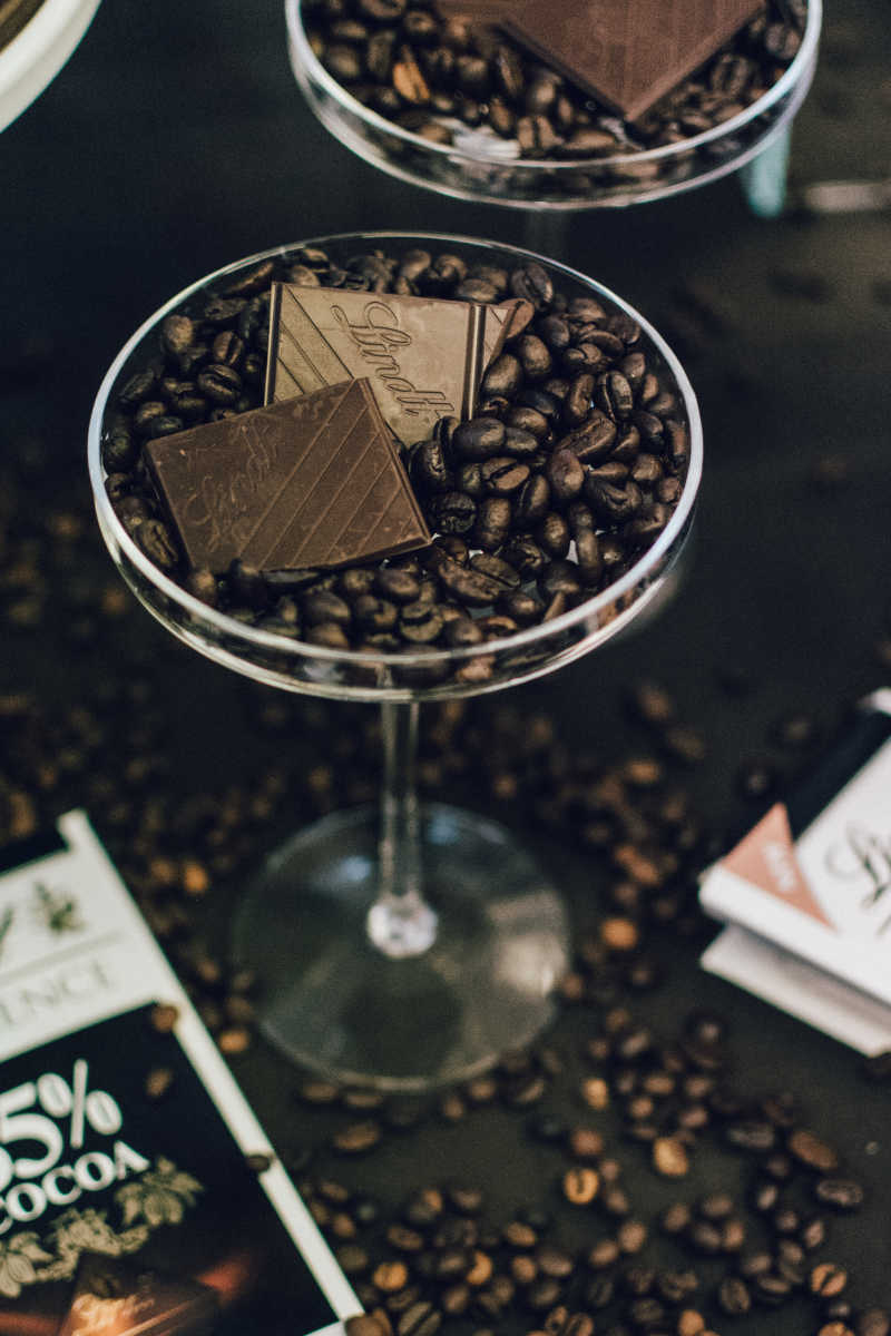 玻璃杯里的咖啡豆和巧克力