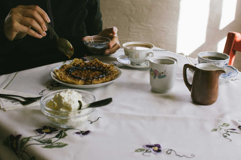 餐桌旁的咖啡和甜点