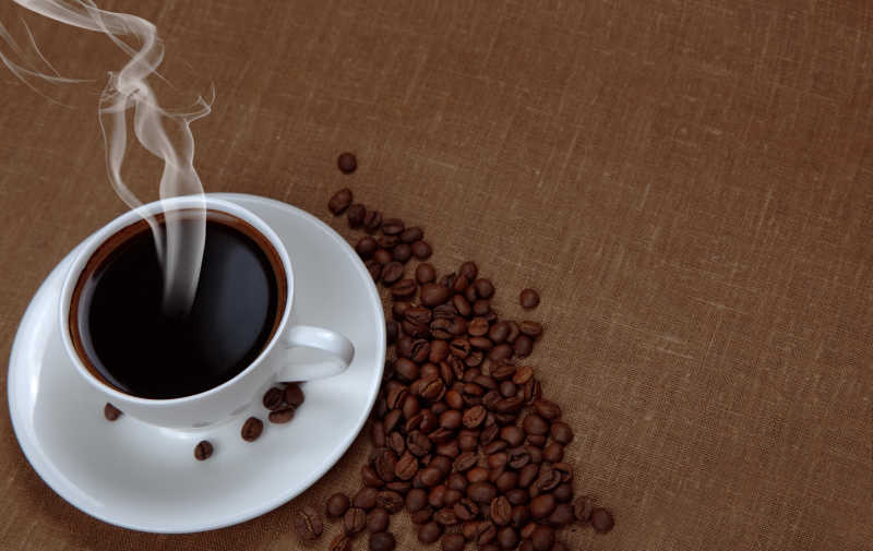 热腾腾的咖啡和咖啡豆俯视图
