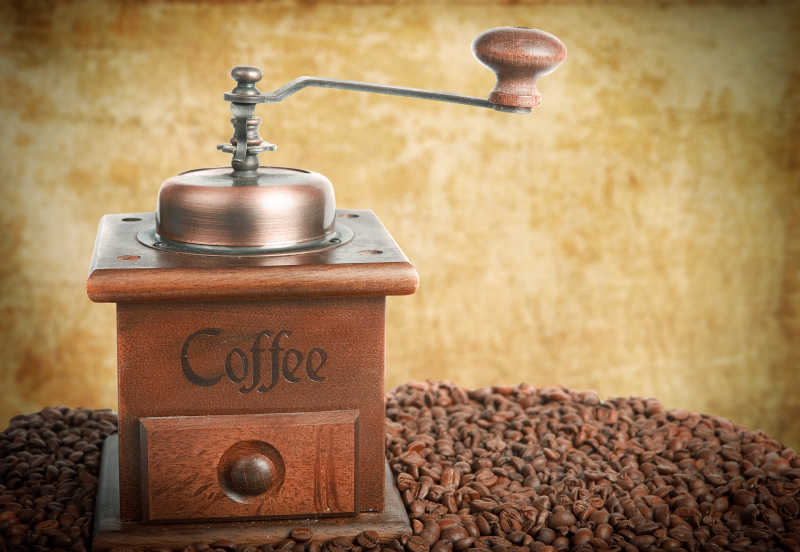 咖啡豆和打磨机器