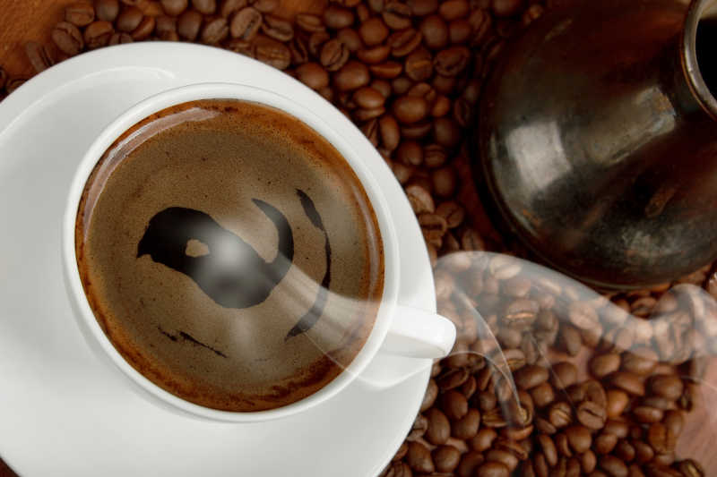 一杯热气腾腾的东方咖啡和咖啡豆