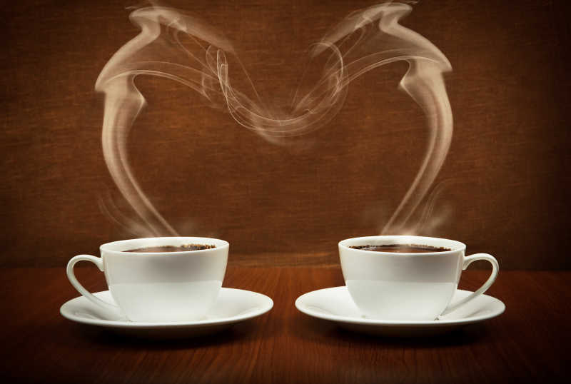 两杯热气腾腾的咖啡冒热气成心形