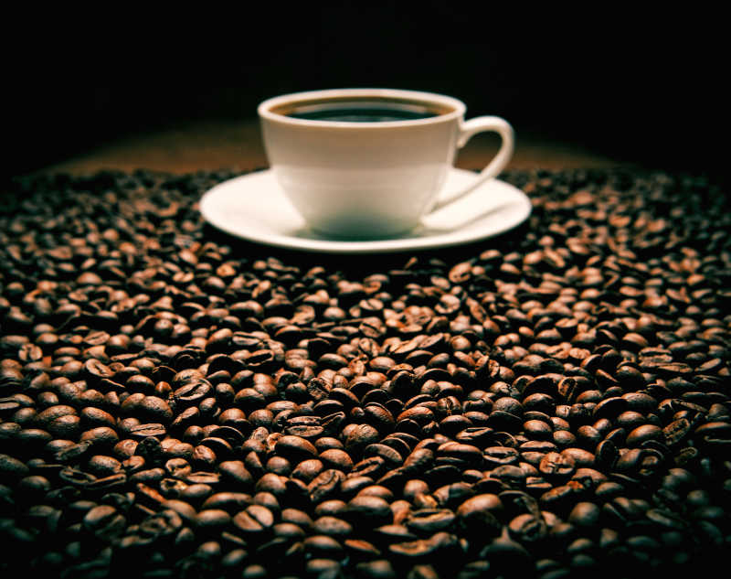 装满咖啡的咖啡杯和咖啡豆