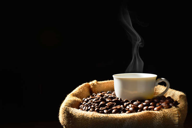 麻袋里的咖啡豆和热咖啡