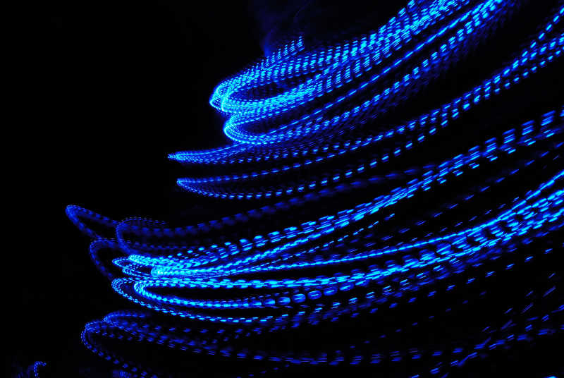 黑色背景上的蓝色激光灯