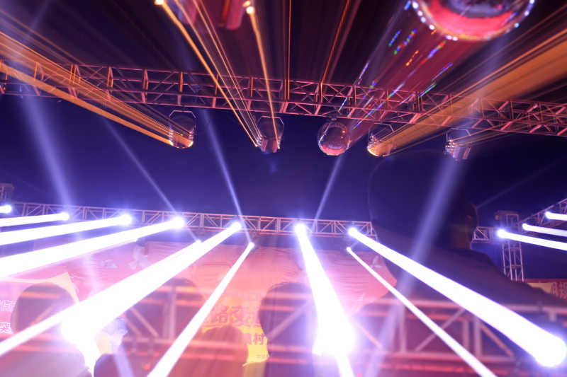 黑暗中舞台灯光效果