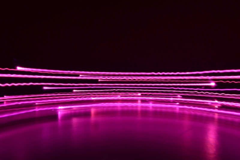 黑色背景上的紫红色激光秀