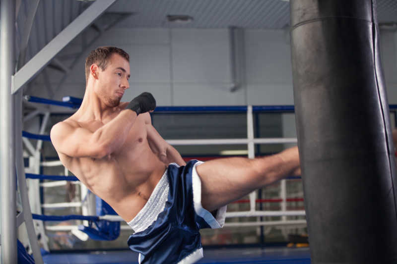 年轻的拳击运动员利用拳击袋训练