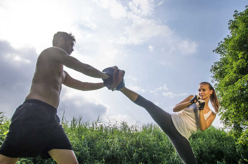 男性教练教授女子训练自卫武术