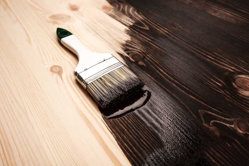 木制地板刷涂黑色油漆
