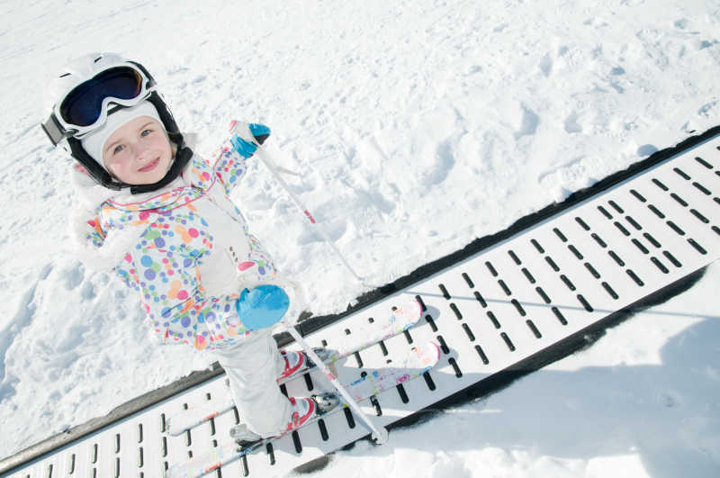 雪地里滑雪的小美女
