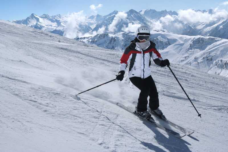 雪地上滑雪的女孩