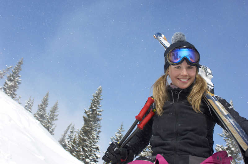 雪地里的滑雪女孩