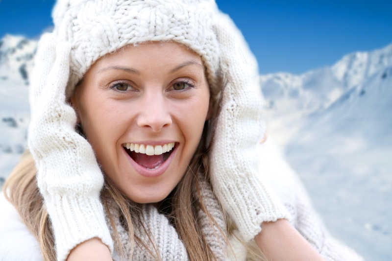 穿羊毛衣帽子和手套的漂亮美女