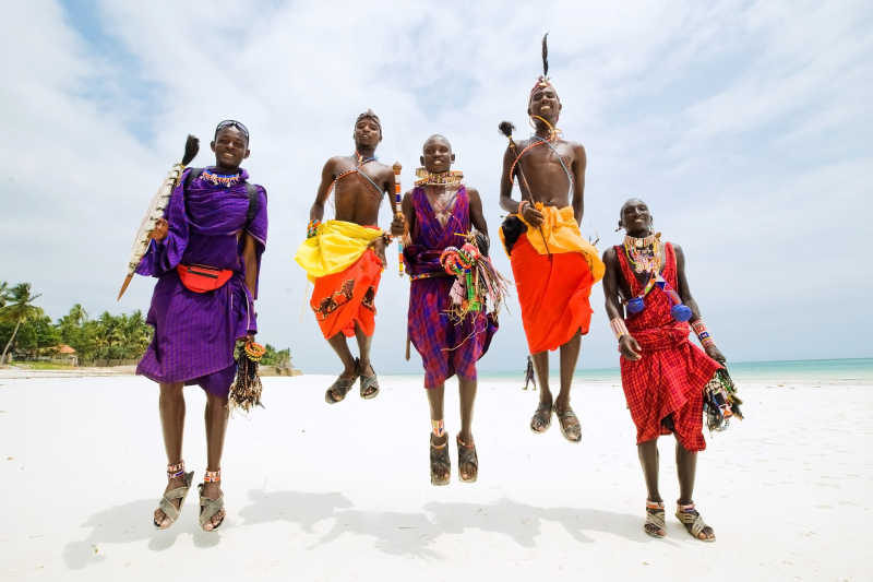非洲肯尼亚海滩上挑起的五个黑人