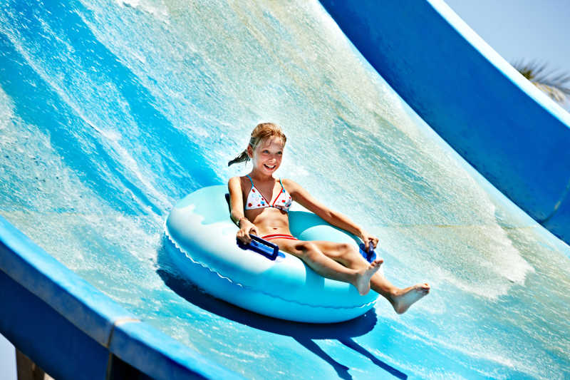 暑假在水族公园水上滑梯的快乐的孩子