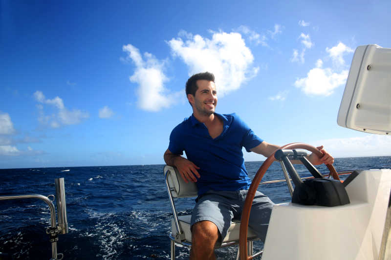 在加勒比海航行的微笑的年轻水手