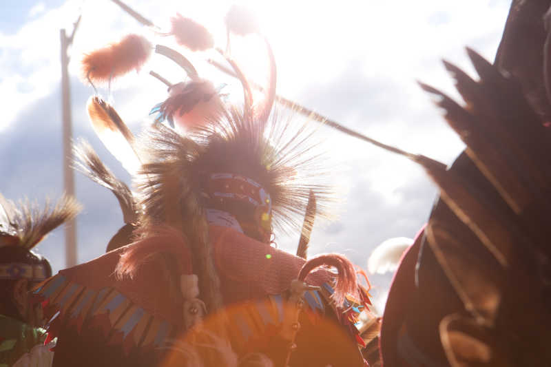 身着传统仪式服装的美国印第安人