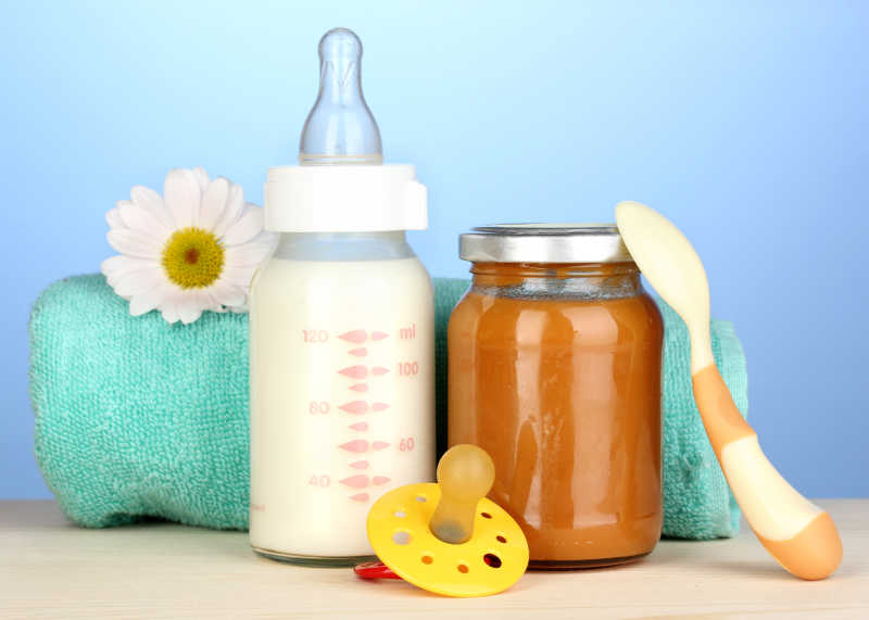 蓝色背景下的婴儿食品