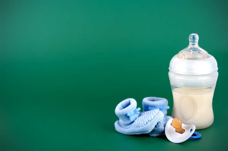 绿色背景下的婴儿用品