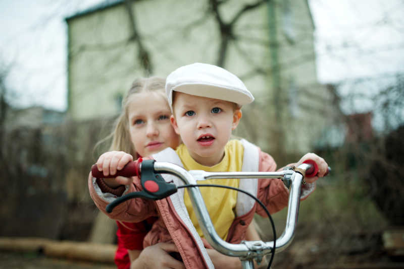 孩子们在院子里骑自行车