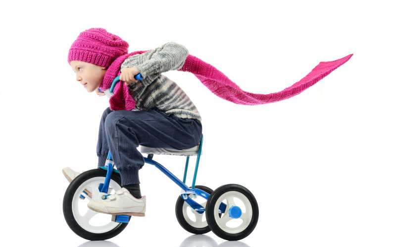 小女孩骑着白底自行车特写