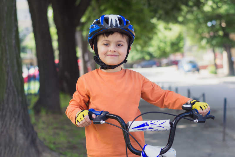 骑自行车的小男孩肖像