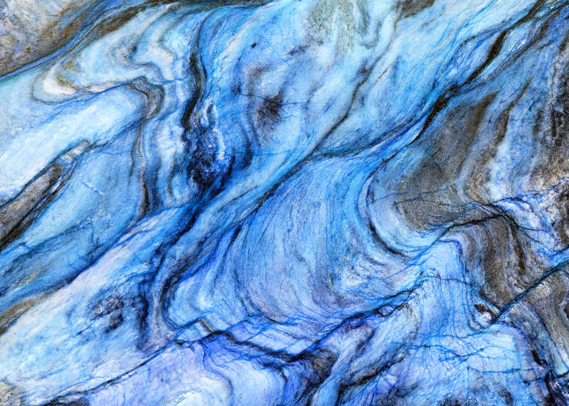 自然石材下的蓝色纹理