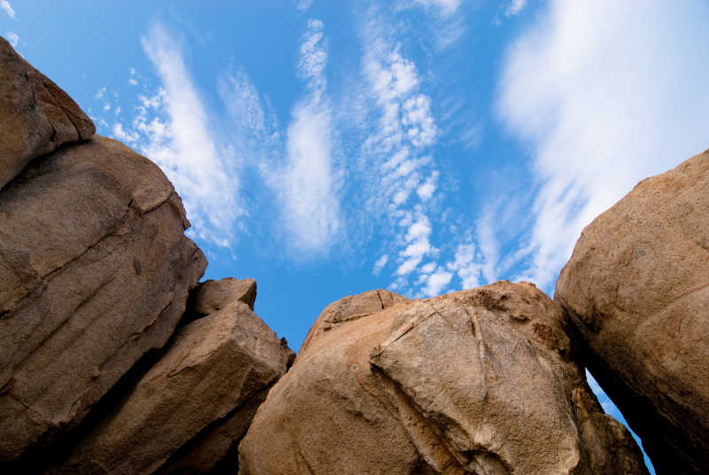 蓝天背景下的花岗岩巨石