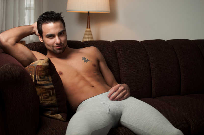 坐在沙发上的男性秋裤模特