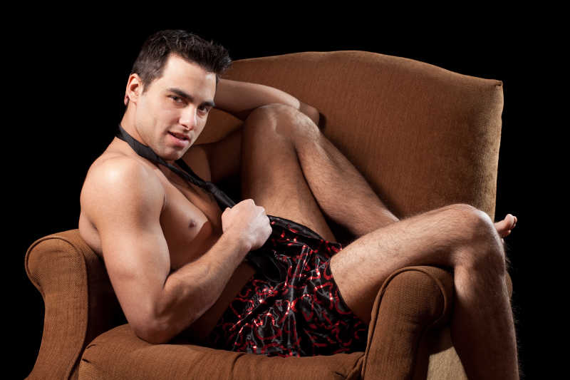 沙发上的男性模特