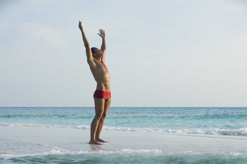 站在海滩上的性感内衣男性模特