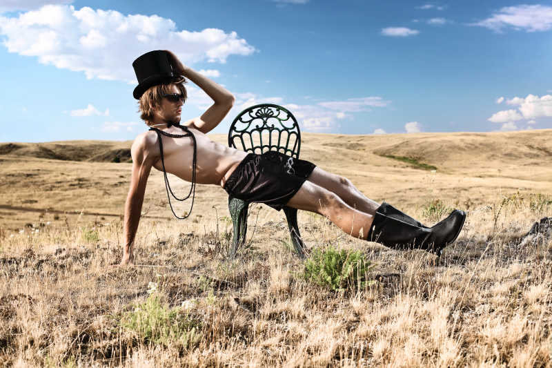 头戴顶帽和领结的年轻男子