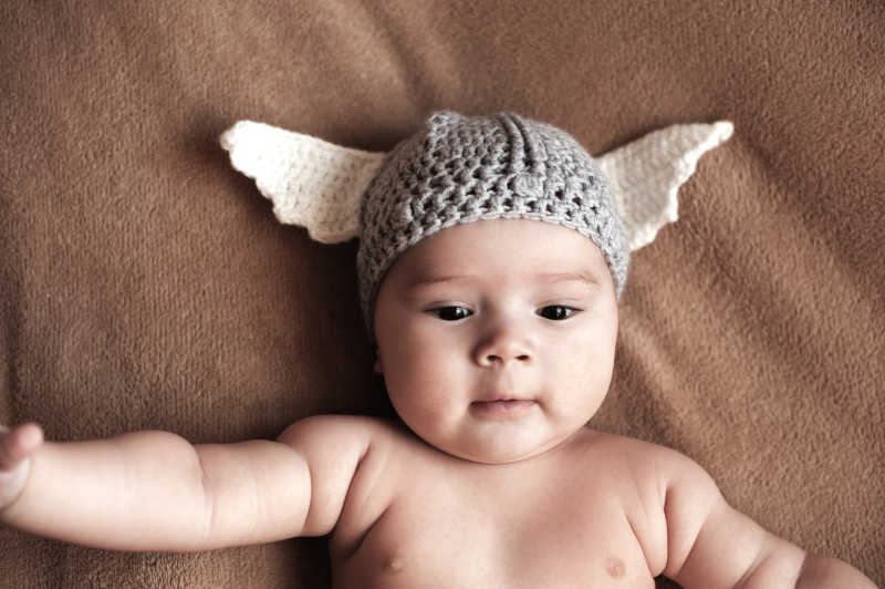 米色背景上的可爱的男婴