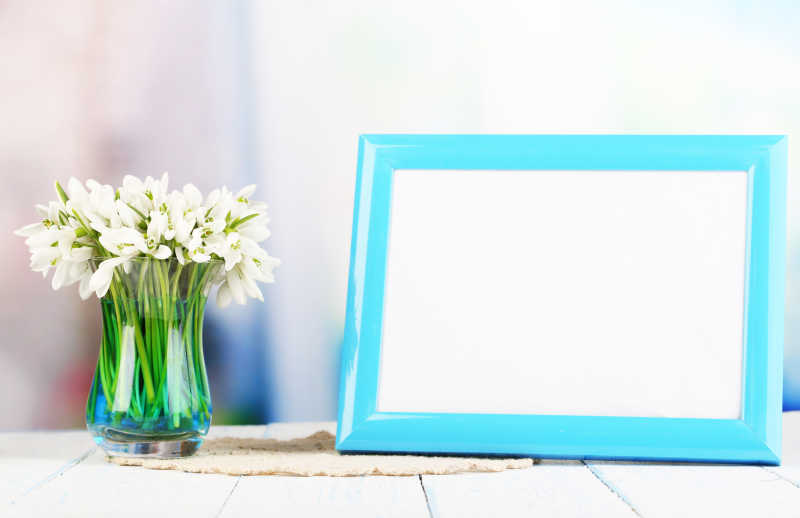 空白相框旁的雪花莲