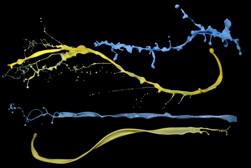 在黑色背景上的蓝绿两种颜色油漆
