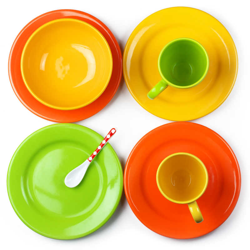 白色背景上的彩色陶瓷餐具