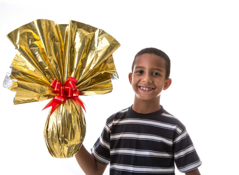 快乐的巴西儿童持有红色蝴蝶结的复活节彩蛋